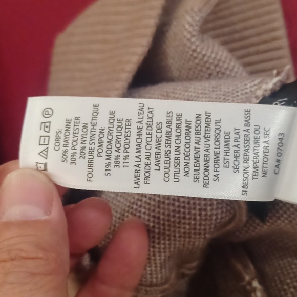 Tahari beanie with pom NWOT - Picture 4 of 5